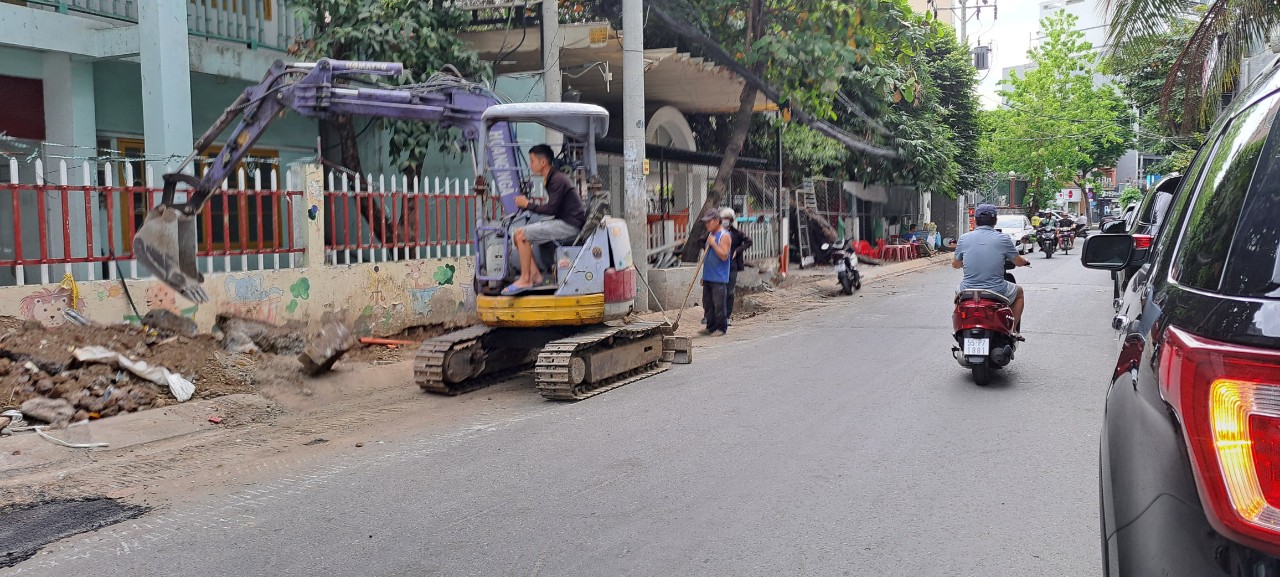 Đường lồi lõm, chắp vá vì thi công ngầm hoá lưới điện ở TP.HCM - Ảnh 2. Đường lồi lõm, chắp vá vì thi công ngầm hoá lưới điện ở TP.HCM - Ảnh 2.