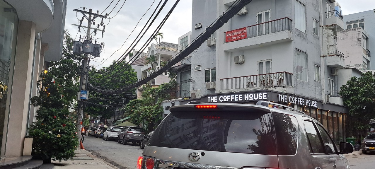 Đường lồi lõm, chắp vá vì thi công ngầm hoá lưới điện ở TP.HCM - Ảnh 6. Đường lồi lõm, chắp vá vì thi công ngầm hoá lưới điện ở TP.HCM - Ảnh 6.