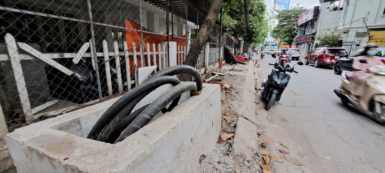 Đường lồi lõm, chắp vá vì thi công ngầm hoá lưới điện ở TP.HCM - Ảnh 4. Đường lồi lõm, chắp vá vì thi công ngầm hoá lưới điện ở TP.HCM - Ảnh 4.