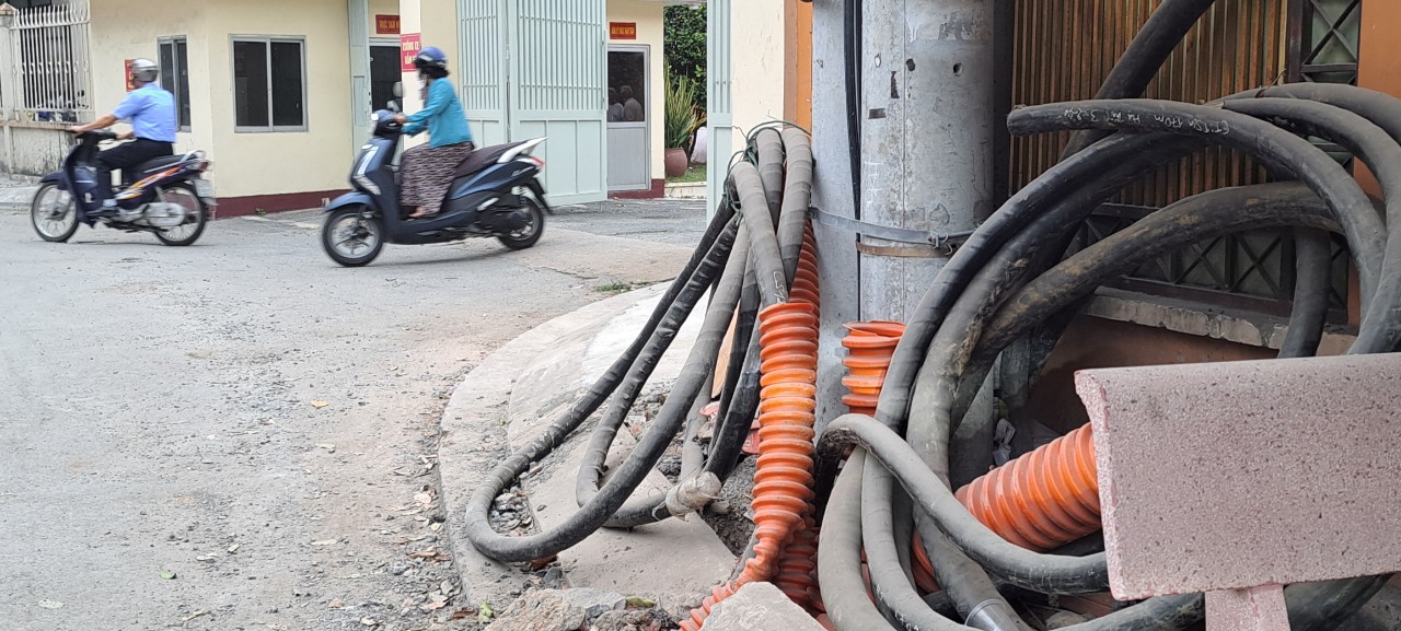 Đường lồi lõm, chắp vá vì thi công ngầm hoá lưới điện ở TP.HCM - Ảnh 5. Đường lồi lõm, chắp vá vì thi công ngầm hoá lưới điện ở TP.HCM - Ảnh 5.