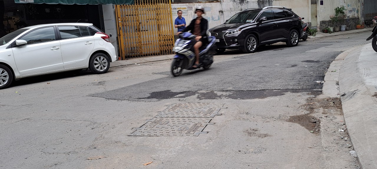 Đường lồi lõm, chắp vá vì thi công ngầm hoá lưới điện ở TP.HCM - Ảnh 1. Đường lồi lõm, chắp vá vì thi công ngầm hoá lưới điện ở TP.HCM - Ảnh 1.