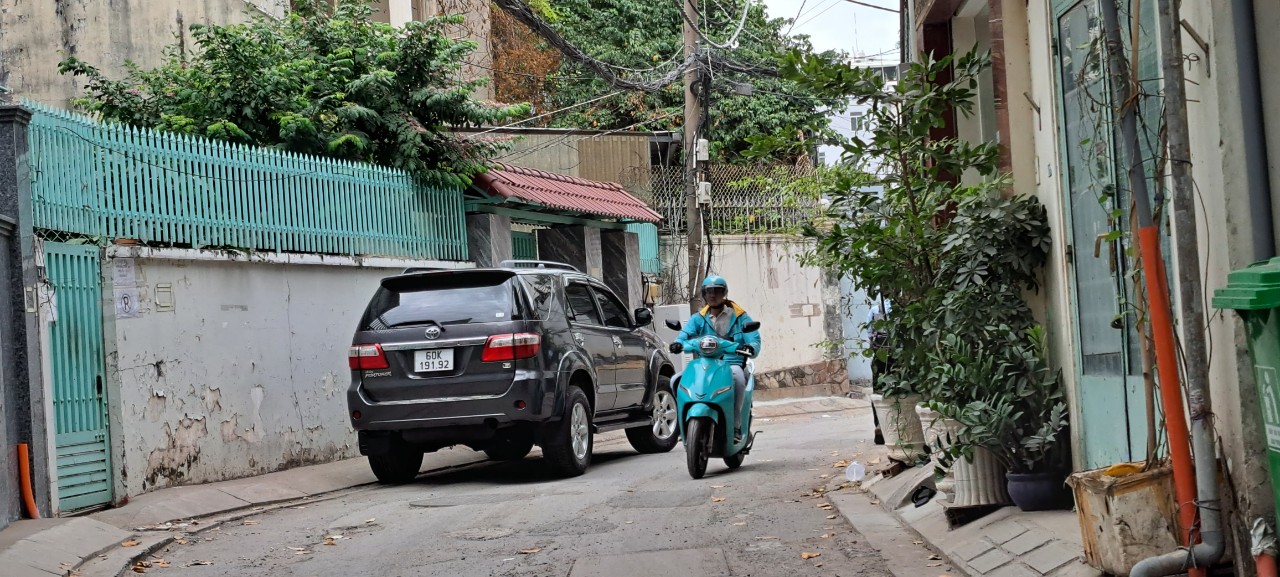 Đường lồi lõm, chắp vá vì thi công ngầm hoá lưới điện ở TP.HCM - Ảnh 3. Đường lồi lõm, chắp vá vì thi công ngầm hoá lưới điện ở TP.HCM - Ảnh 3.