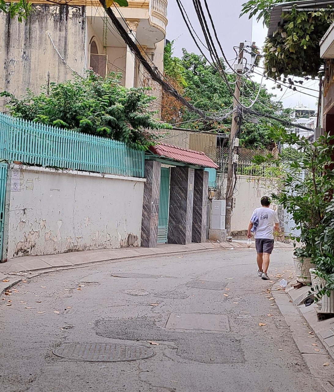 Đường lồi lõm, chắp vá vì thi công ngầm hoá lưới điện ở TP.HCM - Ảnh 7. Đường lồi lõm, chắp vá vì thi công ngầm hoá lưới điện ở TP.HCM - Ảnh 7.