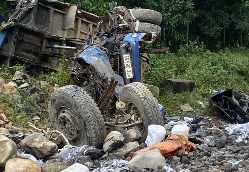Xe tải biến dạng ho&agrave;n to&agrave;n sau tai nạn.