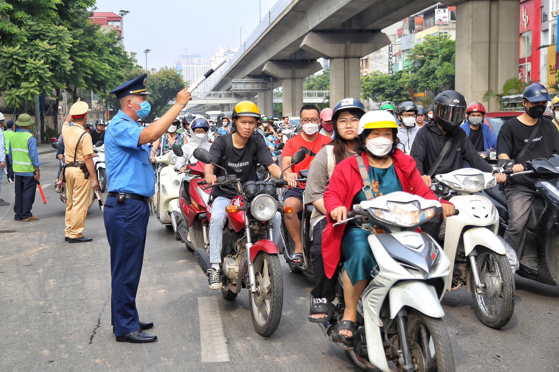 Thanh tra GTVT H&agrave; Nội chốt trực tại h&agrave;ng trăm điểm n&oacute;ng, nỗ lực đảm bảo giao th&ocirc;ng- Ảnh 2.
