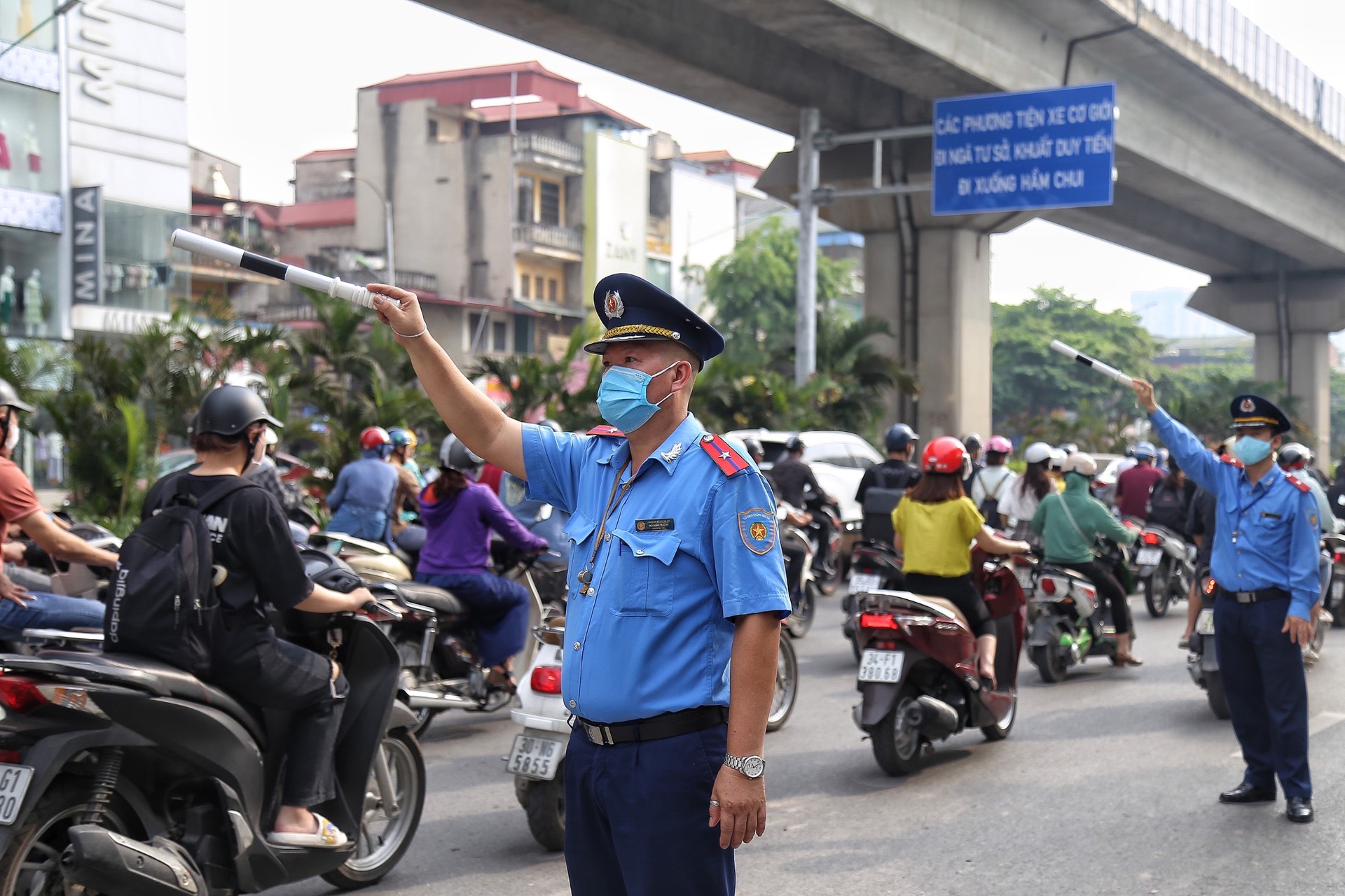 Thanh tra GTVT H&agrave; Nội chốt trực tại h&agrave;ng trăm điểm n&oacute;ng, nỗ lực đảm bảo giao th&ocirc;ng- Ảnh 3.
