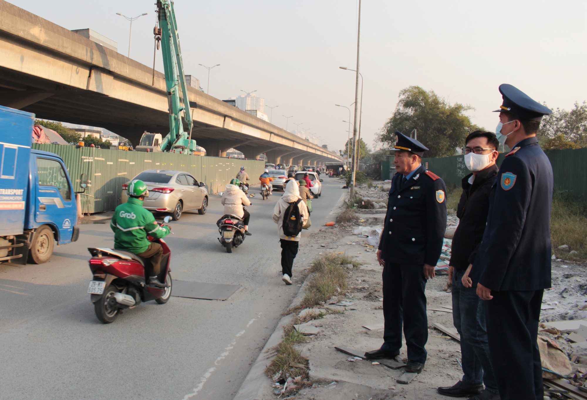 Thanh tra GTVT H&agrave; Nội chốt trực tại h&agrave;ng trăm điểm n&oacute;ng, nỗ lực đảm bảo giao th&ocirc;ng- Ảnh 6.