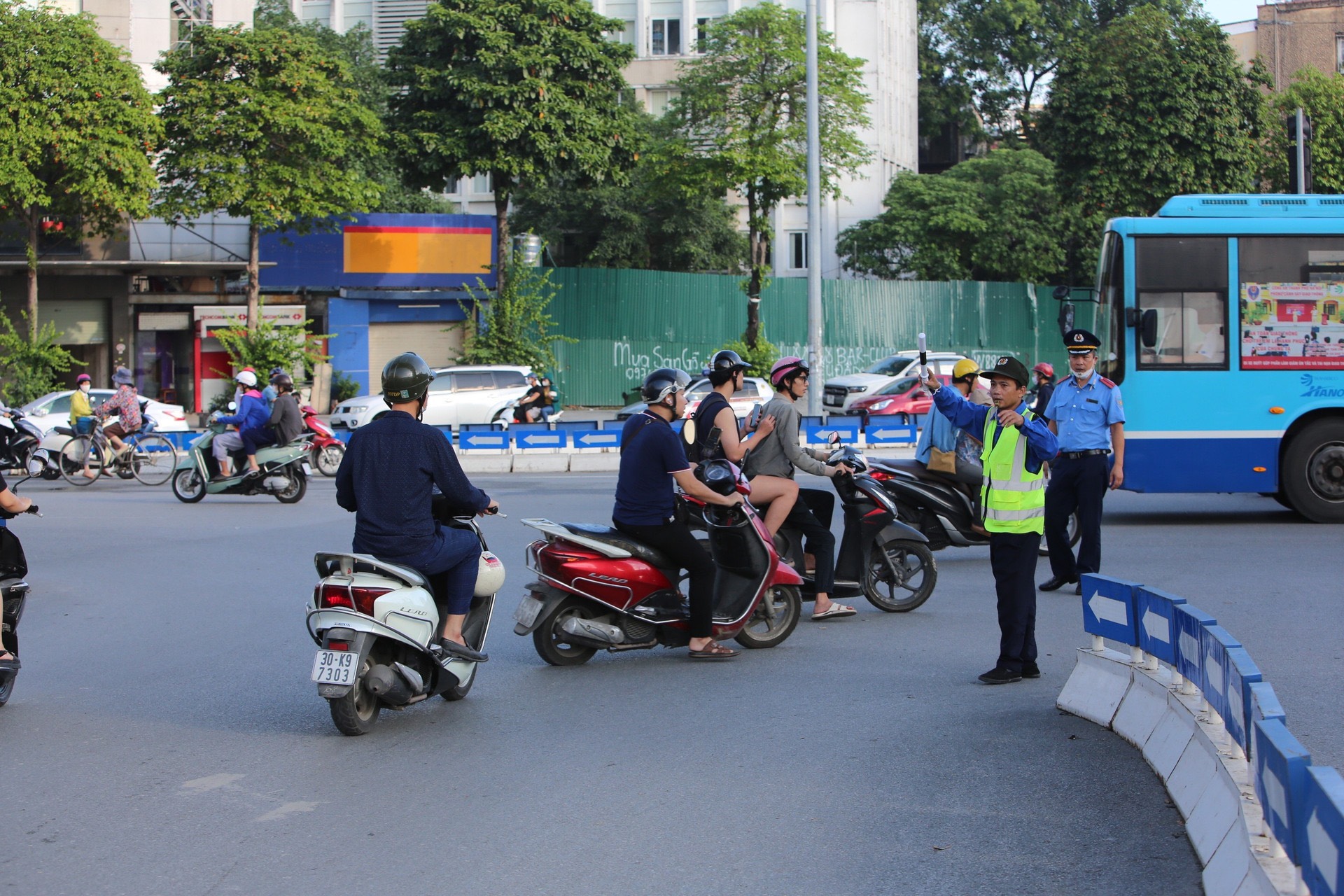 Thanh tra GTVT H&agrave; Nội chốt trực tại h&agrave;ng trăm điểm n&oacute;ng, nỗ lực đảm bảo giao th&ocirc;ng- Ảnh 4.