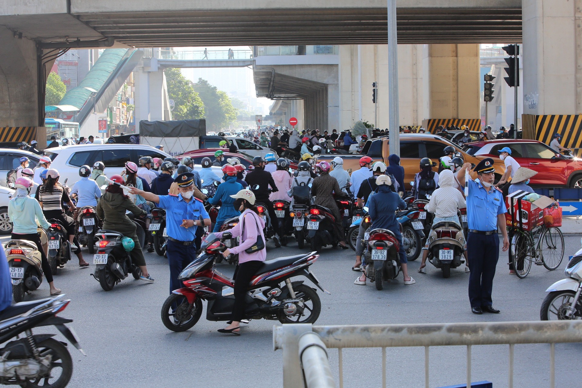 Thanh tra GTVT H&agrave; Nội chốt trực tại h&agrave;ng trăm điểm n&oacute;ng, nỗ lực đảm bảo giao th&ocirc;ng- Ảnh 1.
