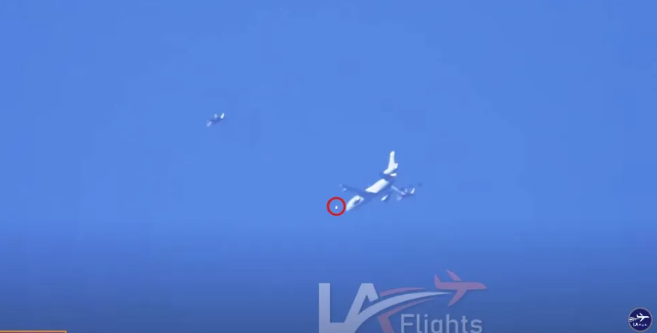 Video vật thể lạ nghi ngờ l&agrave; UFO bay qua m&aacute;y bay Tổng thống Mỹ - Ảnh 1.