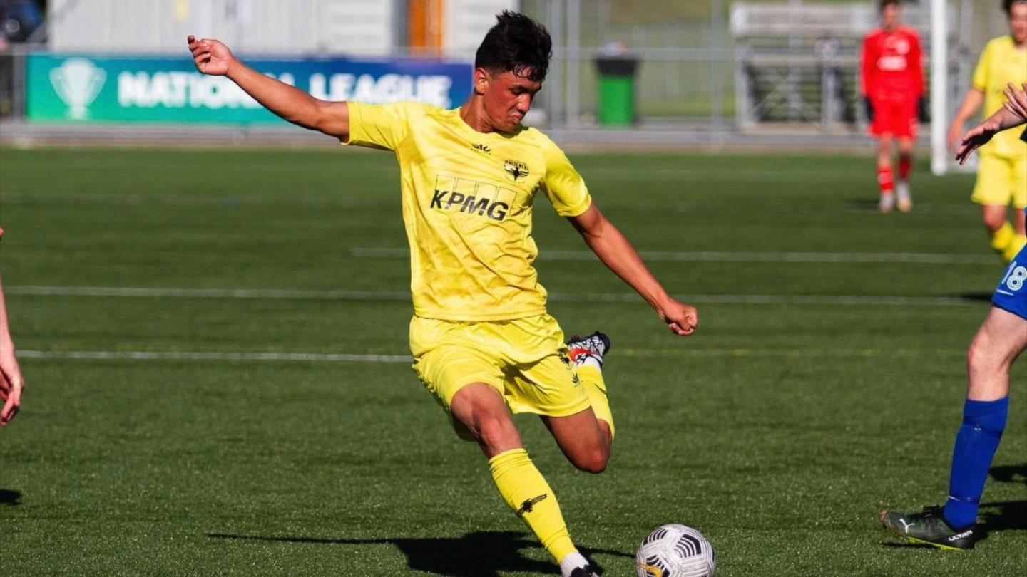 Sao Việt kiều chơi b&oacute;ng tại New Zealand kh&aacute;t khao kho&aacute;c &aacute;o tuyển Việt Nam l&agrave; ai?  - Ảnh 1.