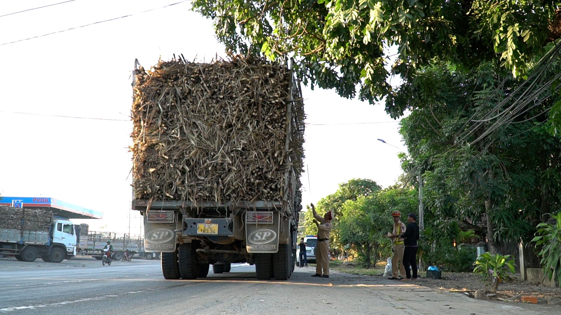Gia Lai: Tăng cường kiểm so&aacute;t ngăn xe chở m&iacute;a qu&aacute; tải - Ảnh 2.