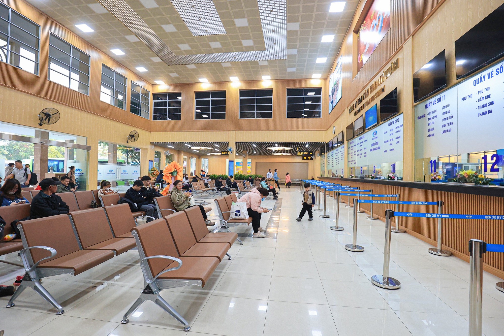 Diện mạo hiện đại của c&aacute;c bến xe H&agrave; Nội trước ng&agrave;y căng m&igrave;nh đ&oacute;n kh&aacute;ch - Ảnh 1.