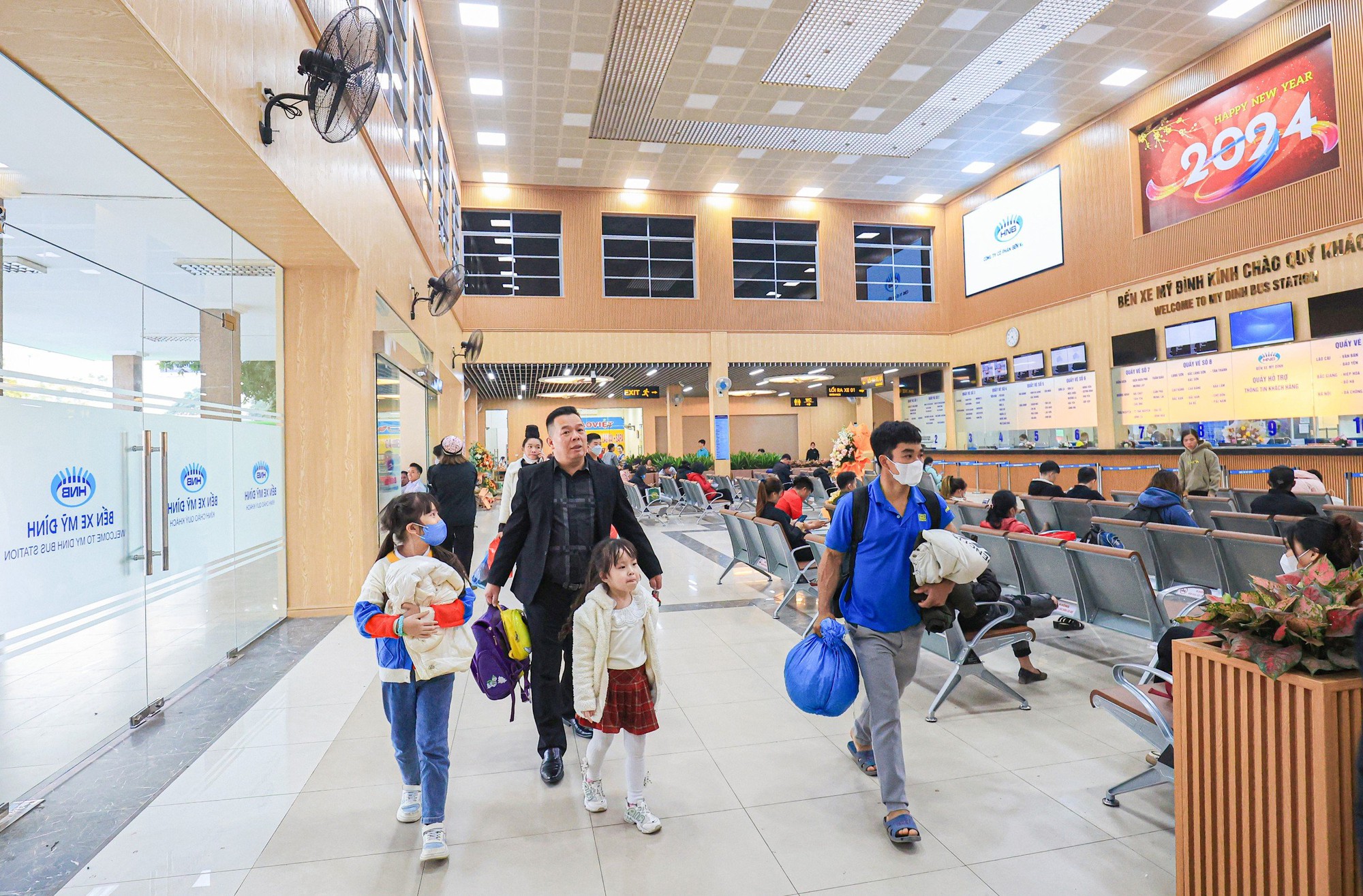 Diện mạo hiện đại của c&aacute;c bến xe H&agrave; Nội trước ng&agrave;y căng m&igrave;nh đ&oacute;n kh&aacute;ch - Ảnh 2.