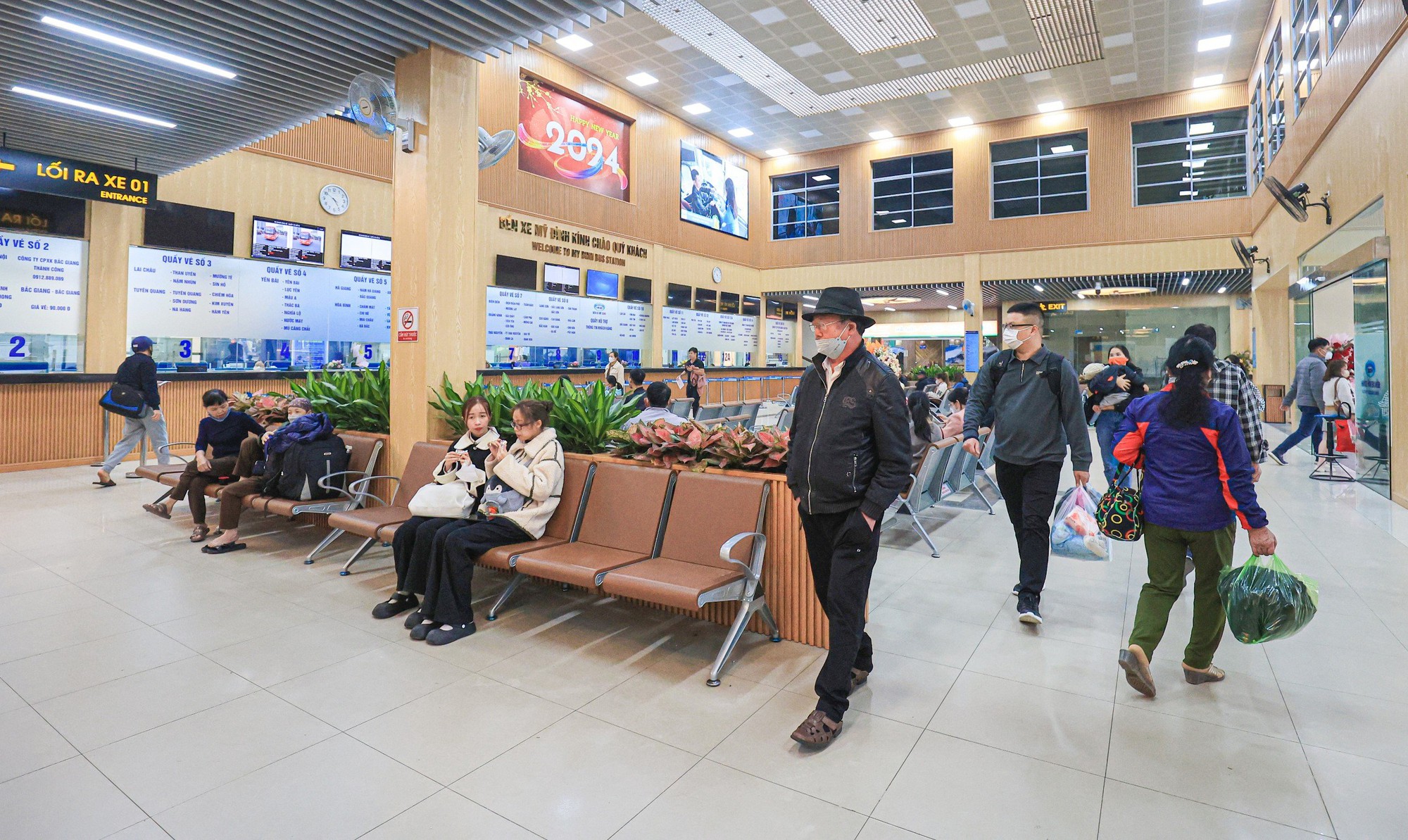 Diện mạo hiện đại của c&aacute;c bến xe H&agrave; Nội trước ng&agrave;y căng m&igrave;nh đ&oacute;n kh&aacute;ch - Ảnh 3.