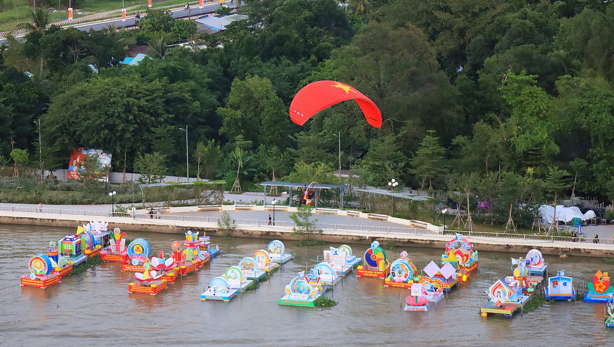 Bến Ninh Kiều, Cần Thơ lung linh trong đ&ecirc;m hoa đăng - Ảnh 7.