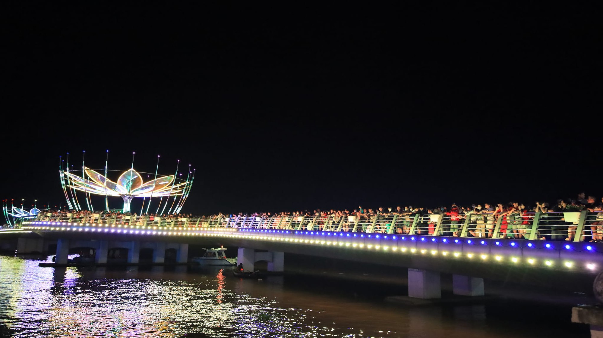 Bến Ninh Kiều, Cần Thơ lung linh trong đ&ecirc;m hoa đăng - Ảnh 2.