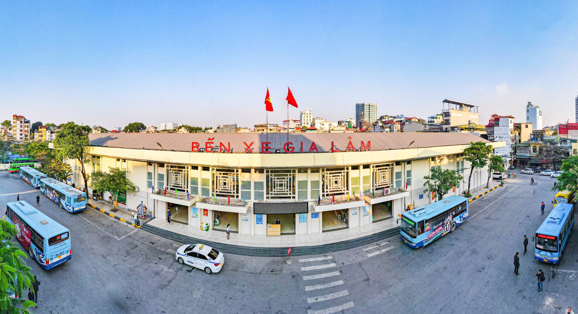 Diện mạo hiện đại của c&aacute;c bến xe H&agrave; Nội trước ng&agrave;y căng m&igrave;nh đ&oacute;n kh&aacute;ch - Ảnh 12.