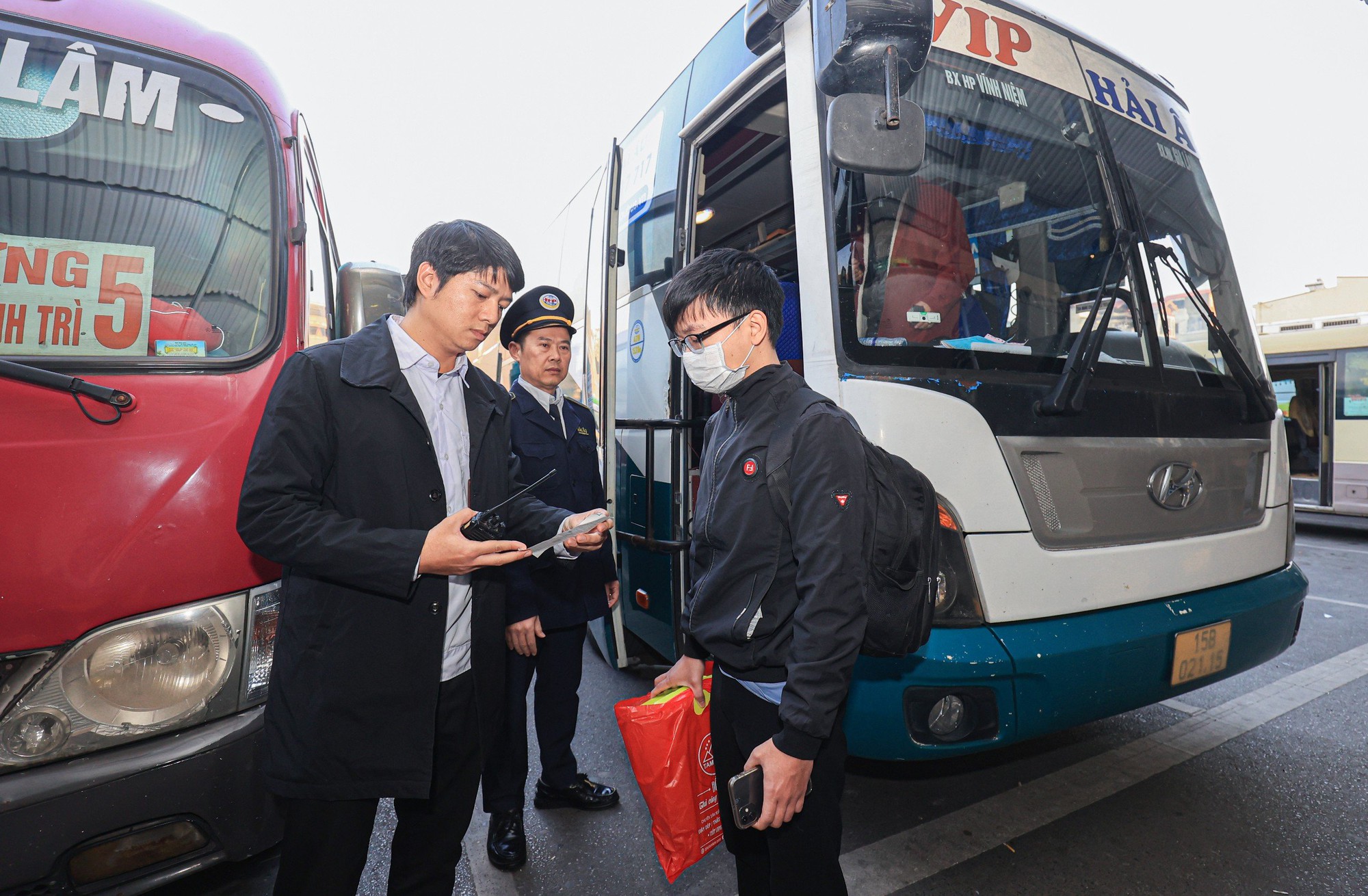 Diện mạo hiện đại của c&aacute;c bến xe H&agrave; Nội trước ng&agrave;y căng m&igrave;nh đ&oacute;n kh&aacute;ch - Ảnh 16.