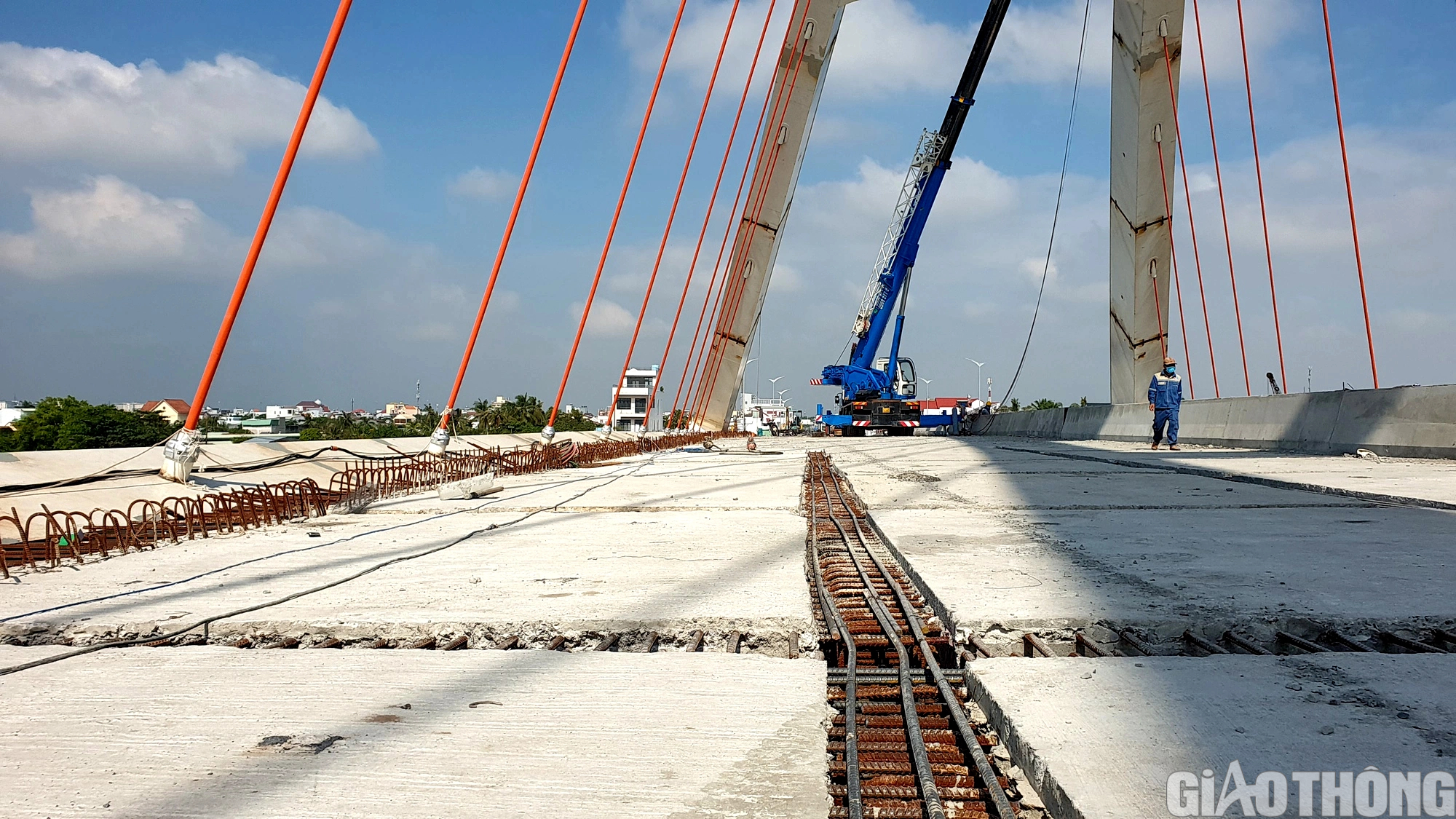 Trăm c&ocirc;ng nh&acirc;n tăng ca đến nửa đ&ecirc;m để kịp th&ocirc;ng xe kỹ thuật cầu Trần Ho&agrave;ng Na - Ảnh 4.