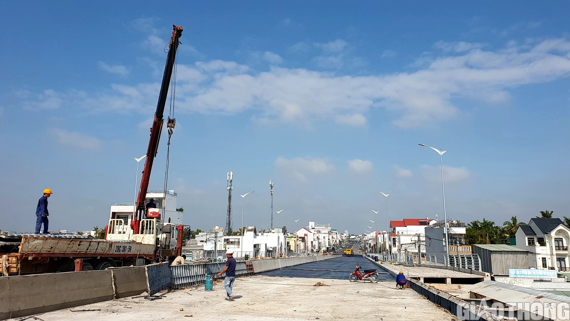 Trăm c&ocirc;ng nh&acirc;n tăng ca đến nửa đ&ecirc;m để kịp th&ocirc;ng xe kỹ thuật cầu Trần Ho&agrave;ng Na - Ảnh 5.