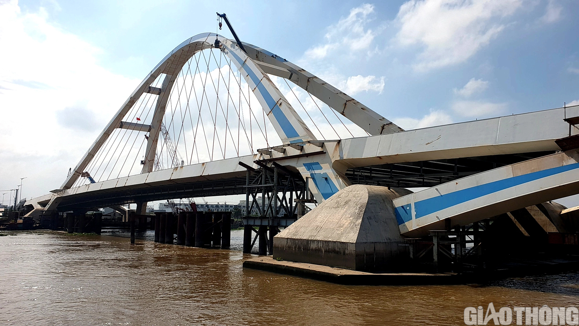 Trăm c&ocirc;ng nh&acirc;n tăng ca đến nửa đ&ecirc;m để kịp th&ocirc;ng xe kỹ thuật cầu Trần Ho&agrave;ng Na - Ảnh 7.