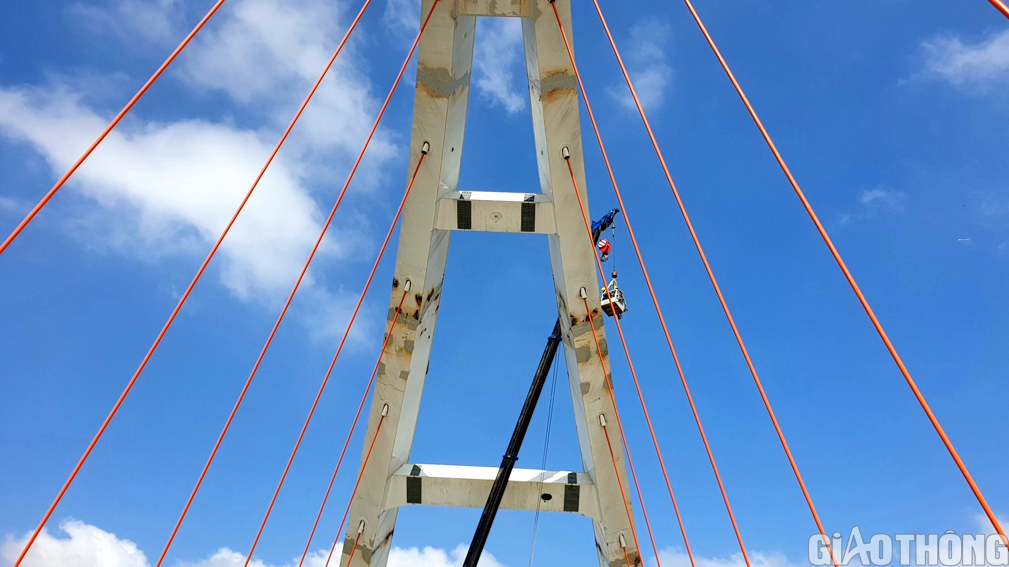 Trăm c&ocirc;ng nh&acirc;n tăng ca đến nửa đ&ecirc;m để kịp th&ocirc;ng xe kỹ thuật cầu Trần Ho&agrave;ng Na - Ảnh 8.