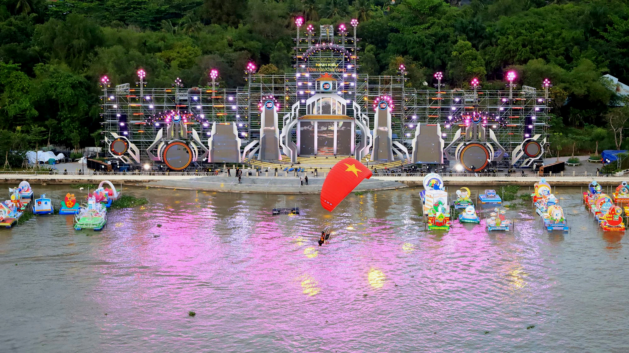 Bến Ninh Kiều, Cần Thơ lung linh trong đ&ecirc;m hoa đăng - Ảnh 8.