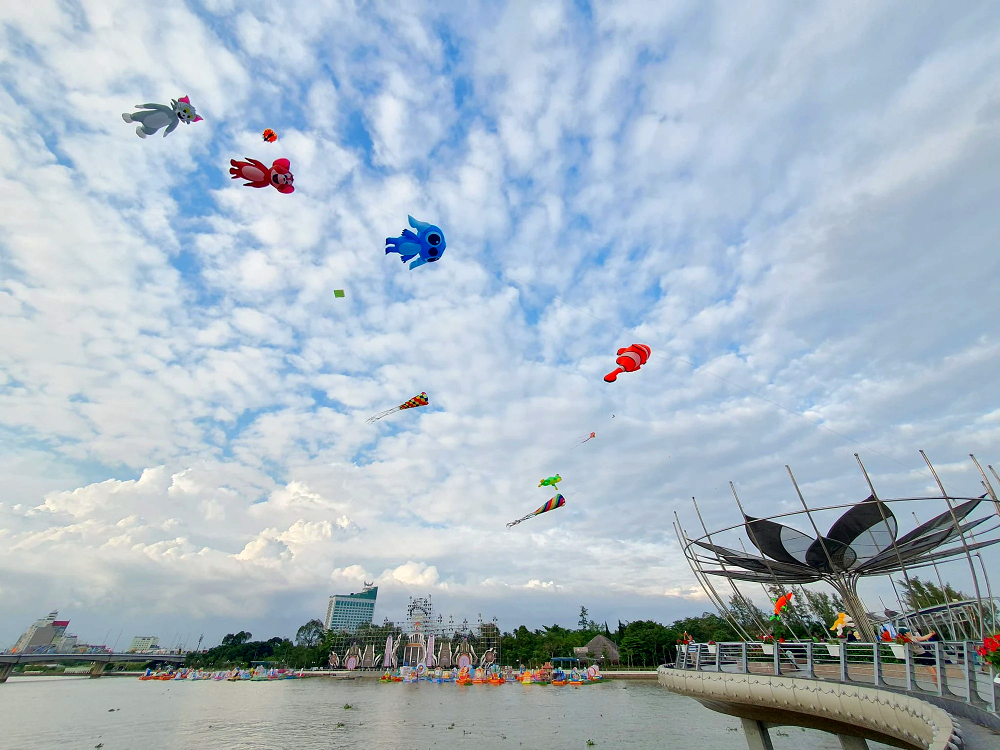 Bến Ninh Kiều, Cần Thơ lung linh trong đ&ecirc;m hoa đăng - Ảnh 9.