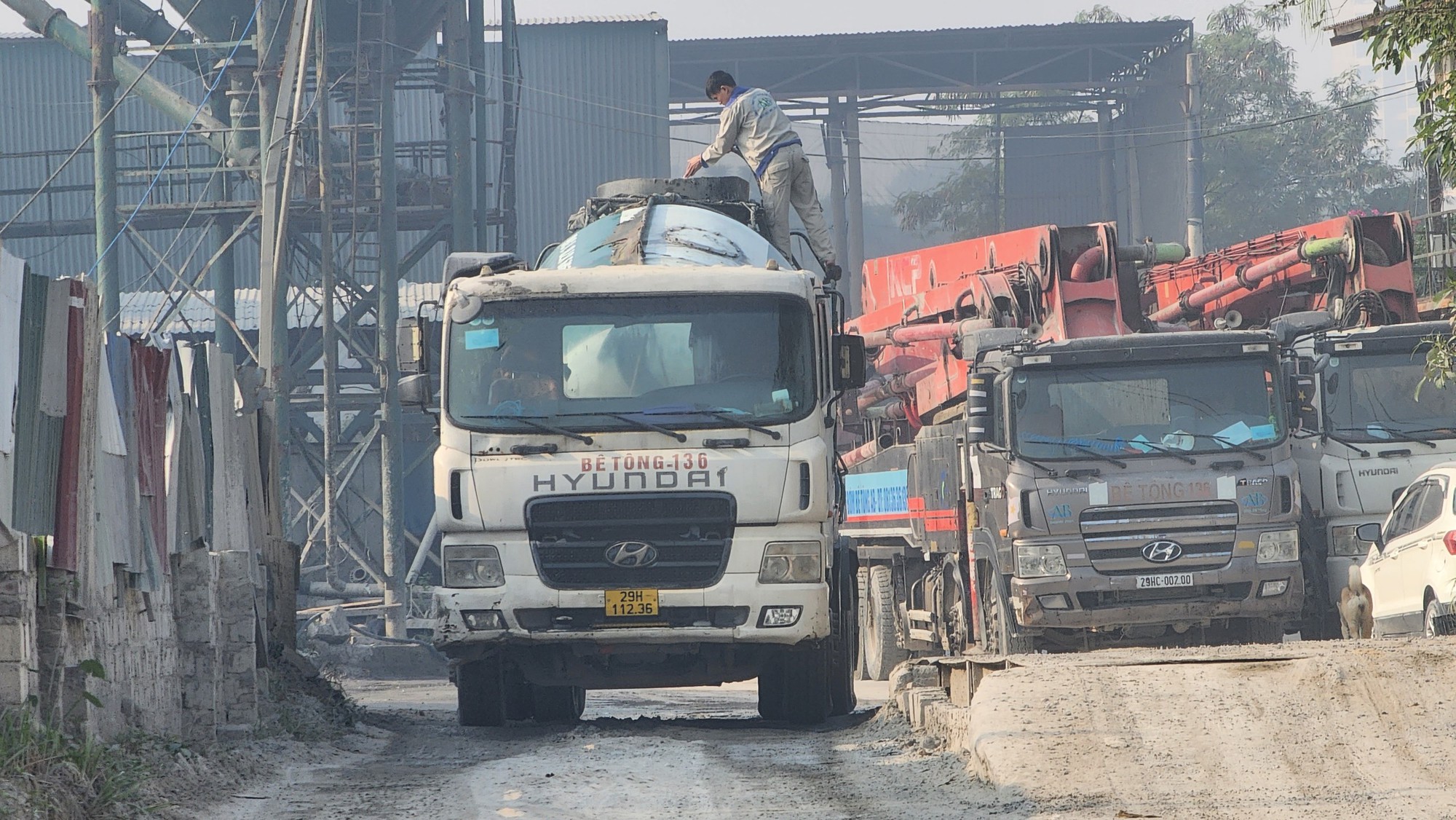 H&agrave; Nội: Loạt trạm b&ecirc; t&ocirc;ng kh&ocirc;ng ph&eacute;p ở Ho&agrave;i Đức tiếp tục phớt lờ lệnh di dời - Ảnh 2.