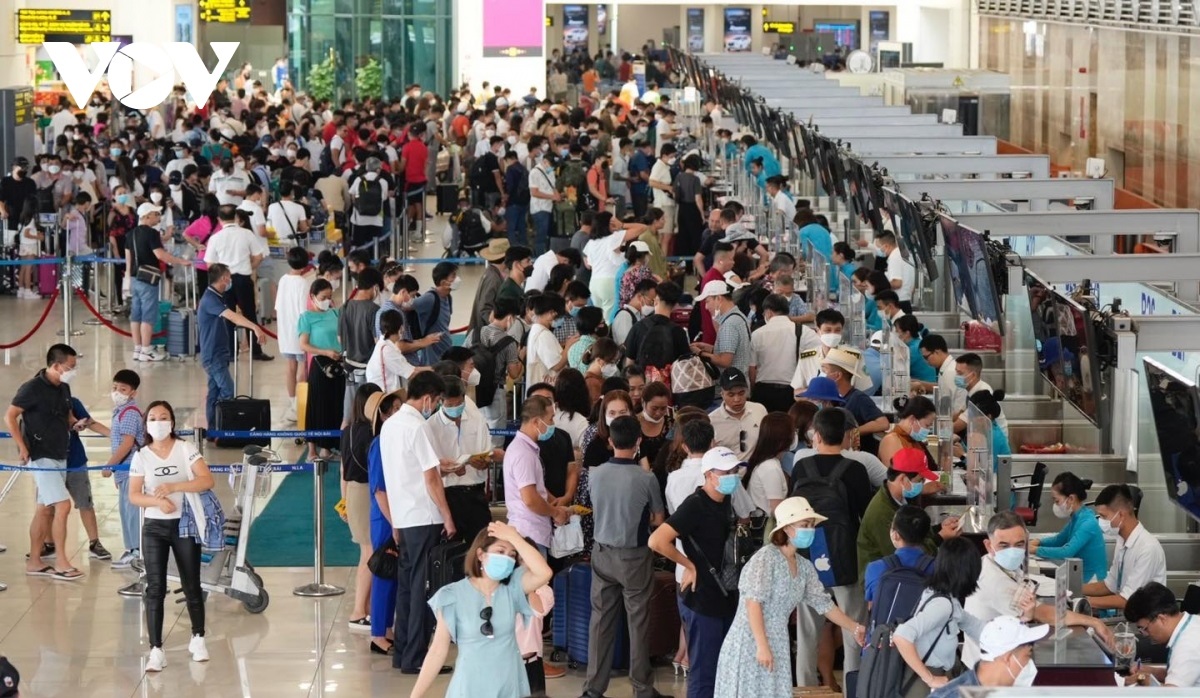 Siết kiểm so&aacute;t an ninh h&agrave;ng kh&ocirc;ng dịp tết Dương lịch 2024 - Ảnh 1.