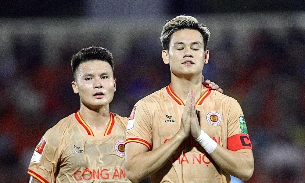 C&aacute;i t&ecirc;n bị HLV Troussier ng&oacute; lơ bất ngờ lọt top 5 Quả b&oacute;ng V&agrave;ng Việt Nam  - Ảnh 1.
