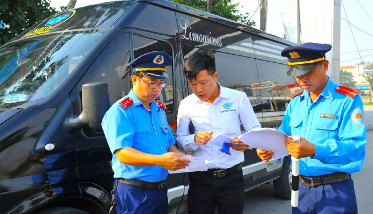 Bộ GTVT chỉ đạo n&oacute;ng xử l&yacute; xe kinh doanh vận tải vi phạm - Ảnh 1.