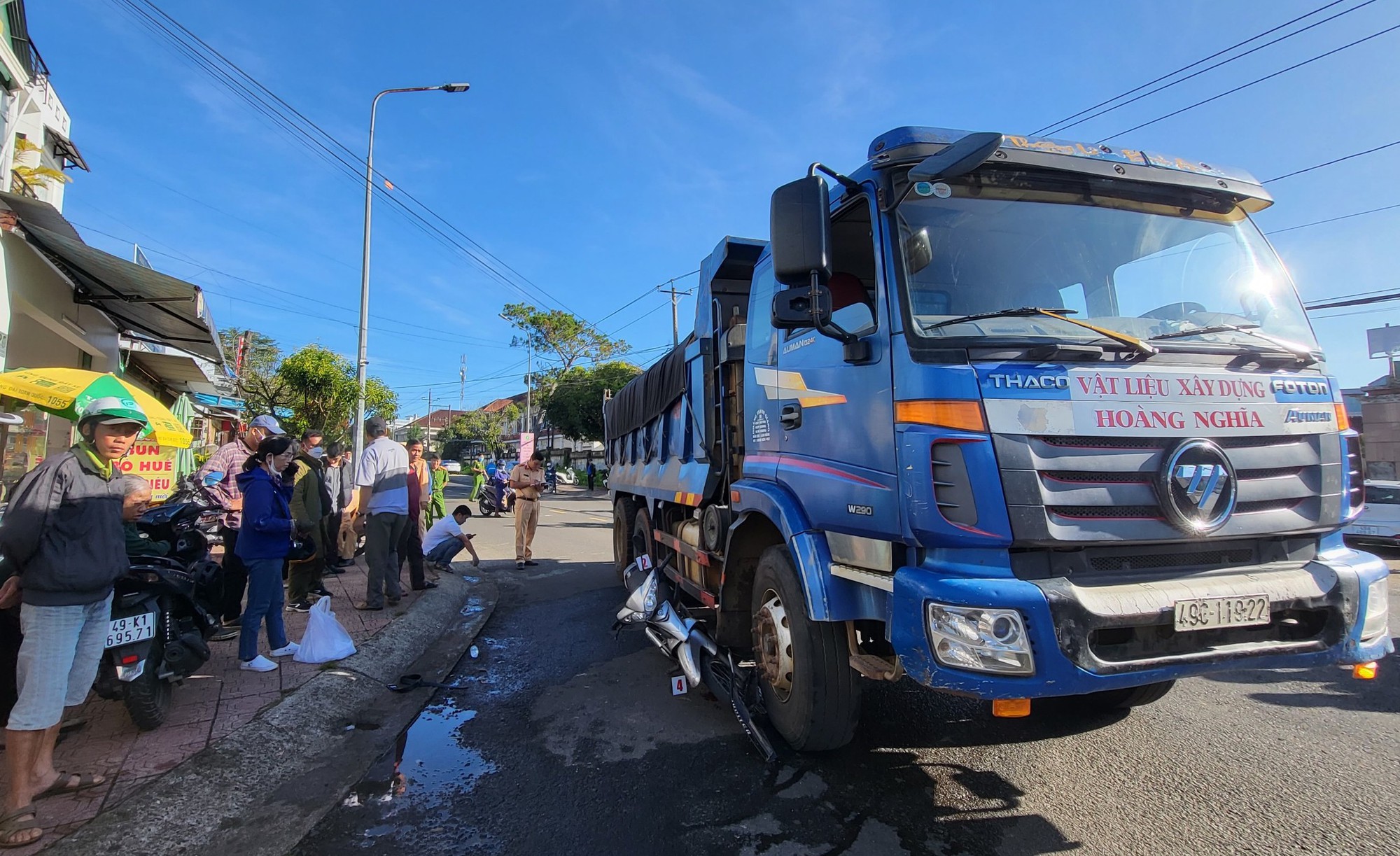 Xe ben va chạm xe m&aacute;y, người phụ nữ bị c&aacute;n đứt l&igrave;a ch&acirc;n - Ảnh 1.