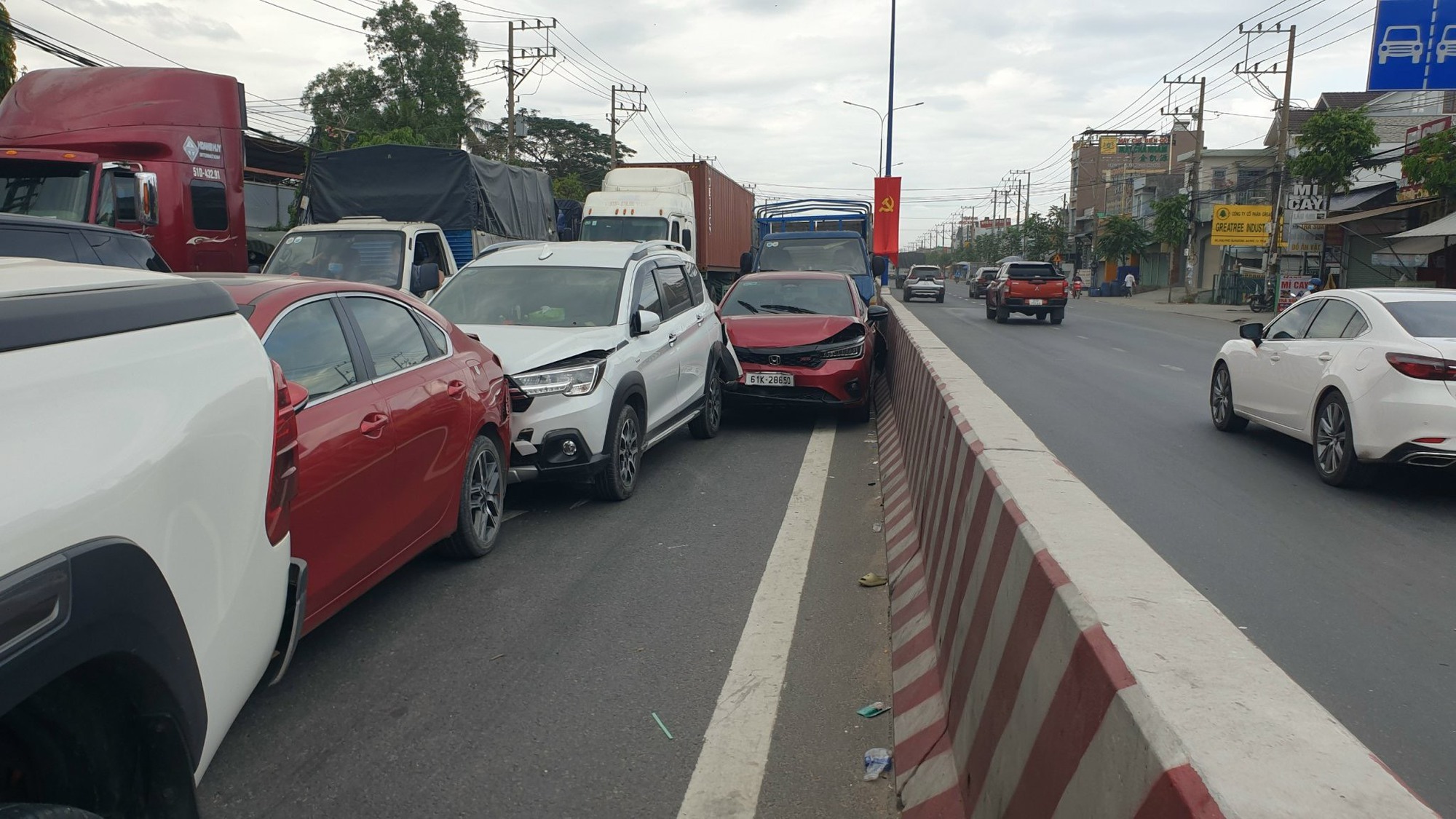 Bình Dương: Tai nạn liên hoàn, 5 xe ô tô dính nhau trên đường - Ảnh 1. Bình Dương: Tai nạn liên hoàn, 5 xe ô tô dính nhau trên đường - Ảnh 1.