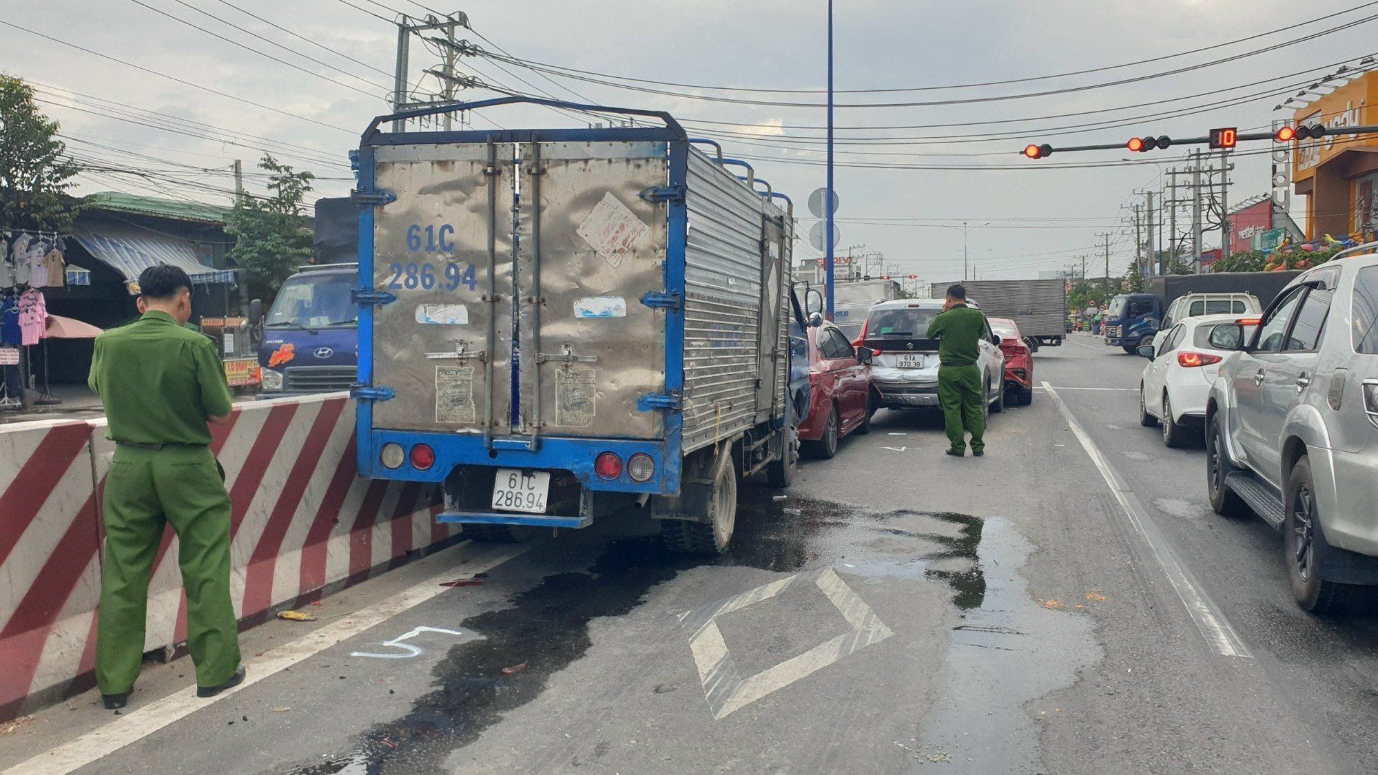 Bình Dương: Tai nạn liên hoàn, 5 xe ô tô dính nhau trên đường - Ảnh 4. Bình Dương: Tai nạn liên hoàn, 5 xe ô tô dính nhau trên đường - Ảnh 4.