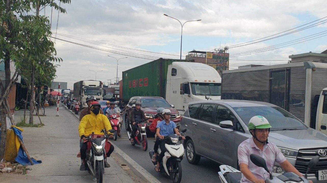 Bình Dương: Tai nạn liên hoàn, 5 xe ô tô dính nhau trên đường - Ảnh 5. Bình Dương: Tai nạn liên hoàn, 5 xe ô tô dính nhau trên đường - Ảnh 5.