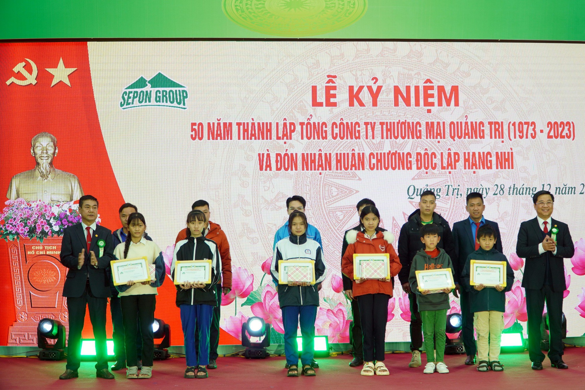 Tổng C&ocirc;ng ty Thương mại Quảng Trị đ&oacute;n nhận Hu&acirc;n chương độc lập hạng Nh&igrave; - Ảnh 3.