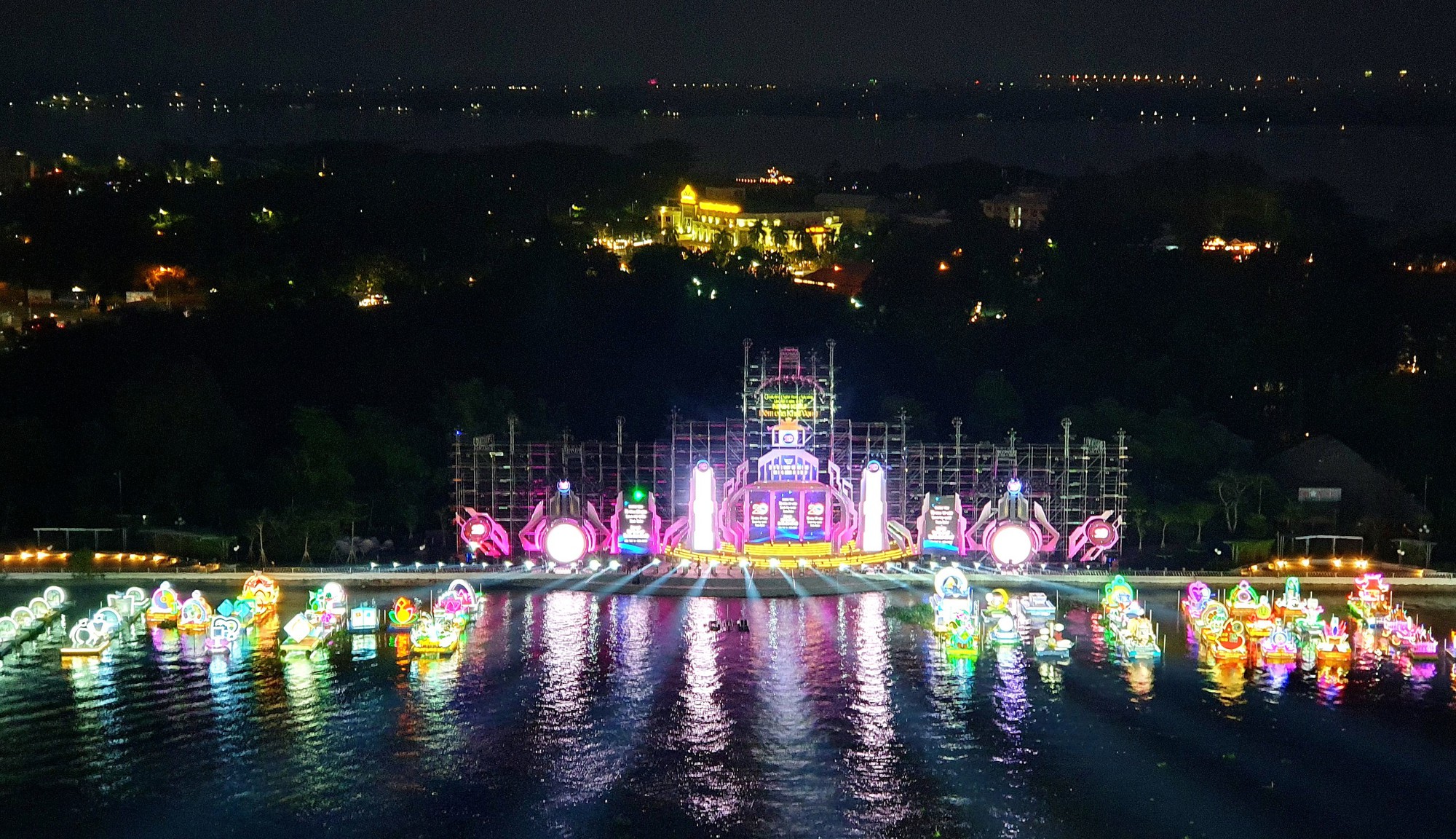 Bến Ninh Kiều, Cần Thơ lung linh trong đ&ecirc;m hoa đăng - Ảnh 1.