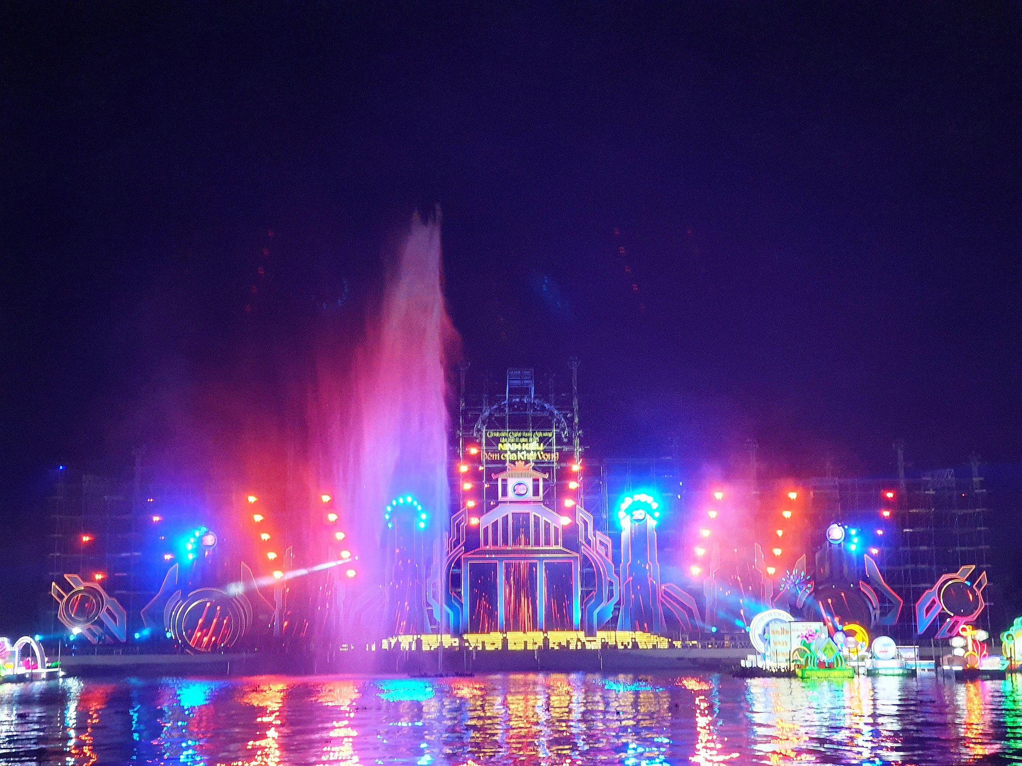 Bến Ninh Kiều, Cần Thơ lung linh trong đ&ecirc;m hoa đăng - Ảnh 6.