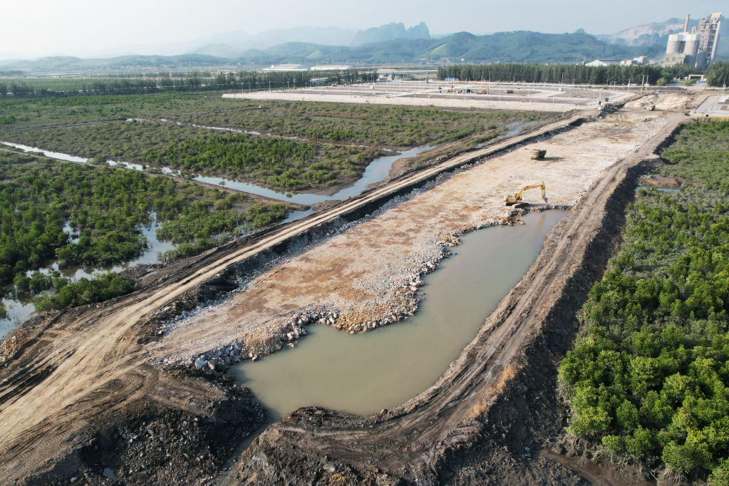Ngắm cầu B&igrave;nh Minh tr&ecirc;n 1.700 tỷ đồng sắp kh&aacute;nh th&agrave;nh lung linh soi b&oacute;ng vịnh Cửa Lục- Ảnh 4.