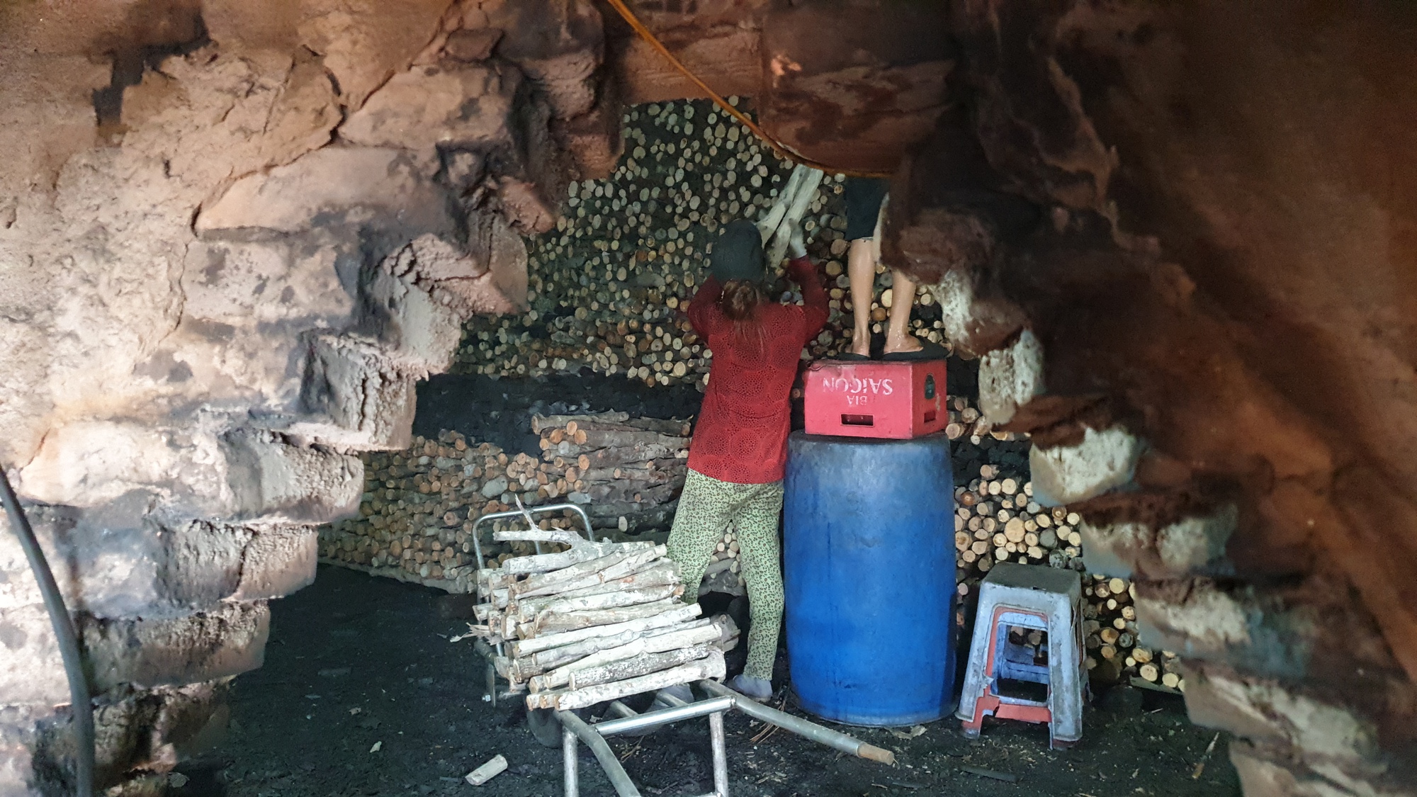 Nghề hầm than đước, gi&uacute;p người d&acirc;n ở C&agrave; Mau c&oacute; th&ecirc;m thu nhập kh&aacute; - Ảnh 5.