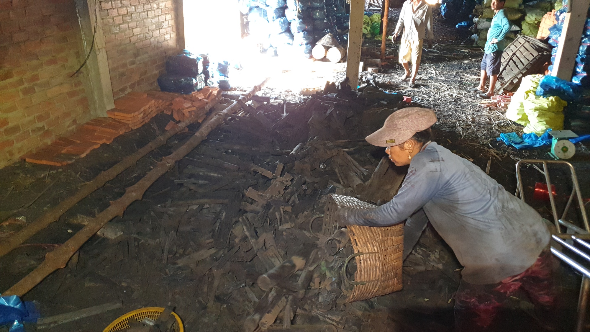 Nghề hầm than đước, gi&uacute;p người d&acirc;n ở C&agrave; Mau c&oacute; th&ecirc;m thu nhập kh&aacute; - Ảnh 2.