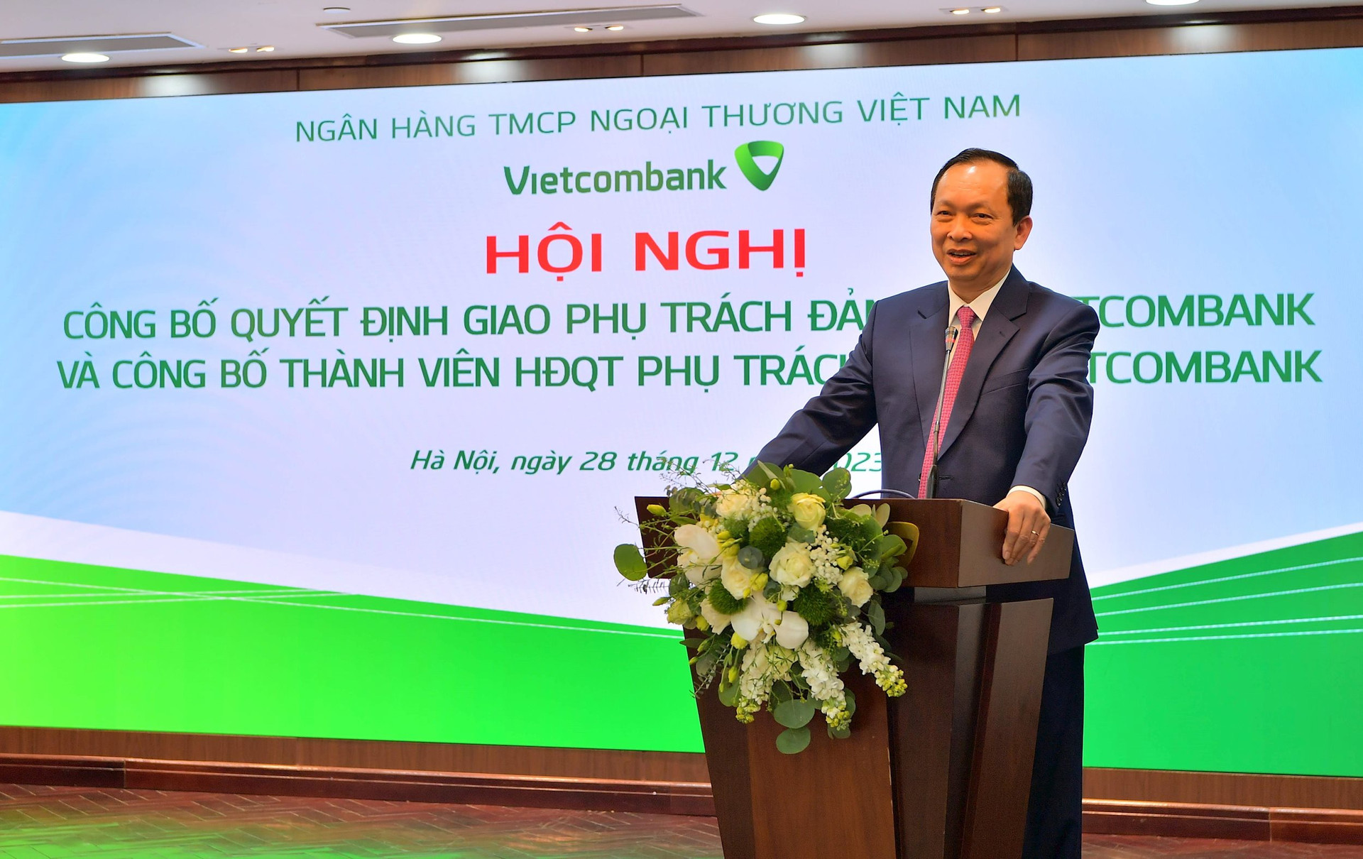 Vietcombank trao quyết định giao phụ tr&aacute;ch Đảng bộ  - Ảnh 2.