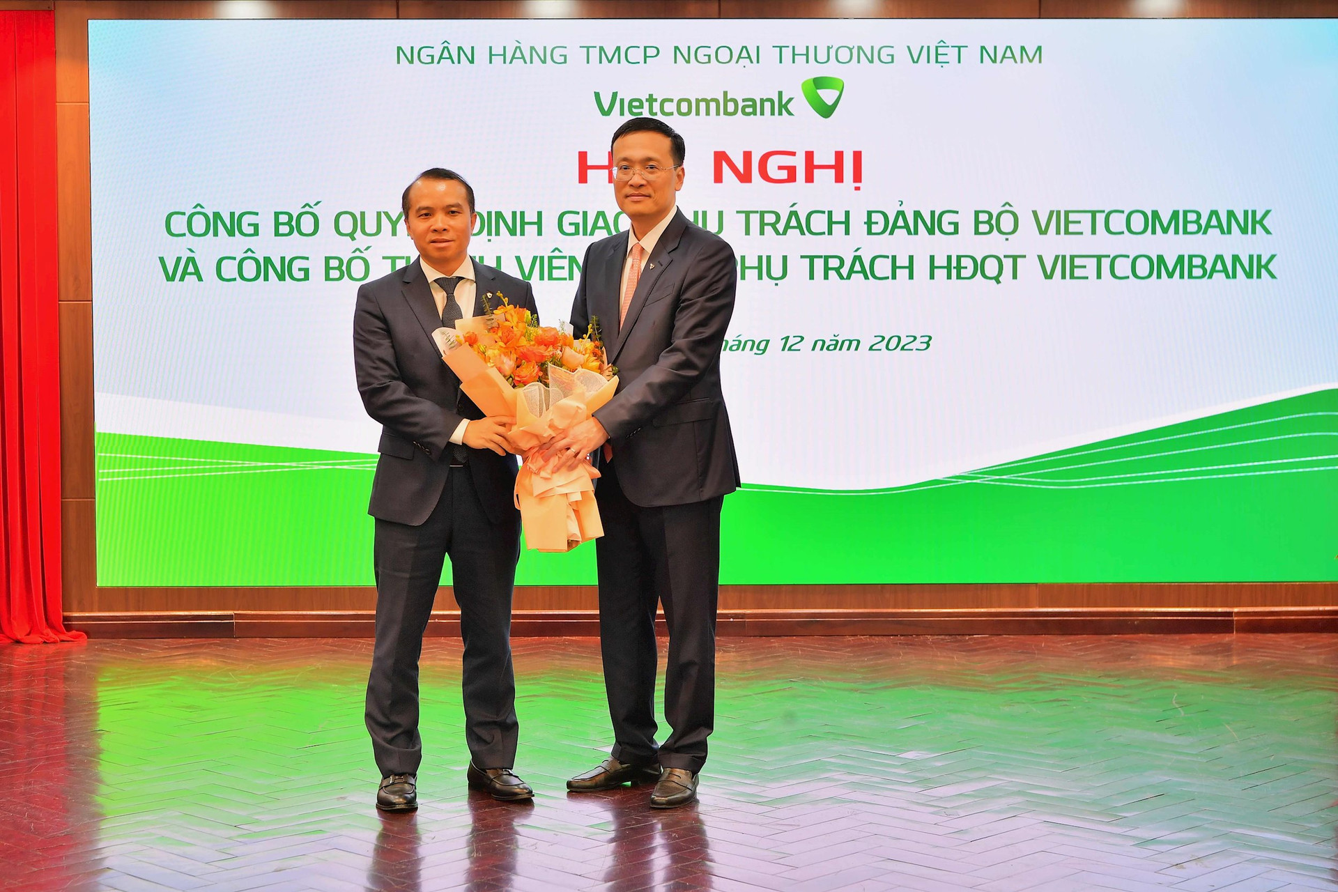 Vietcombank trao quyết định giao phụ tr&aacute;ch Đảng bộ  - Ảnh 3.