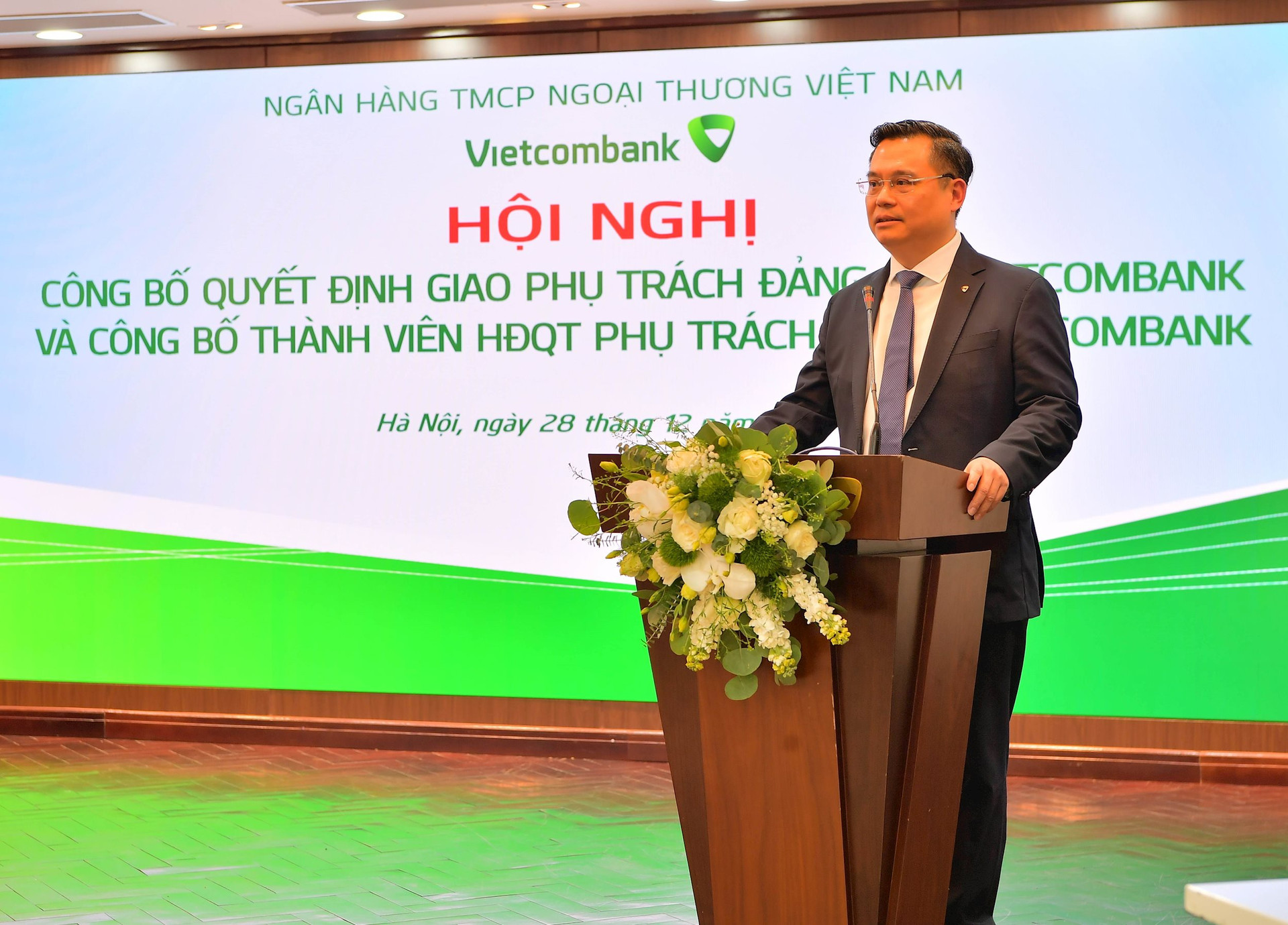 Vietcombank trao quyết định giao phụ tr&aacute;ch Đảng bộ  - Ảnh 4.