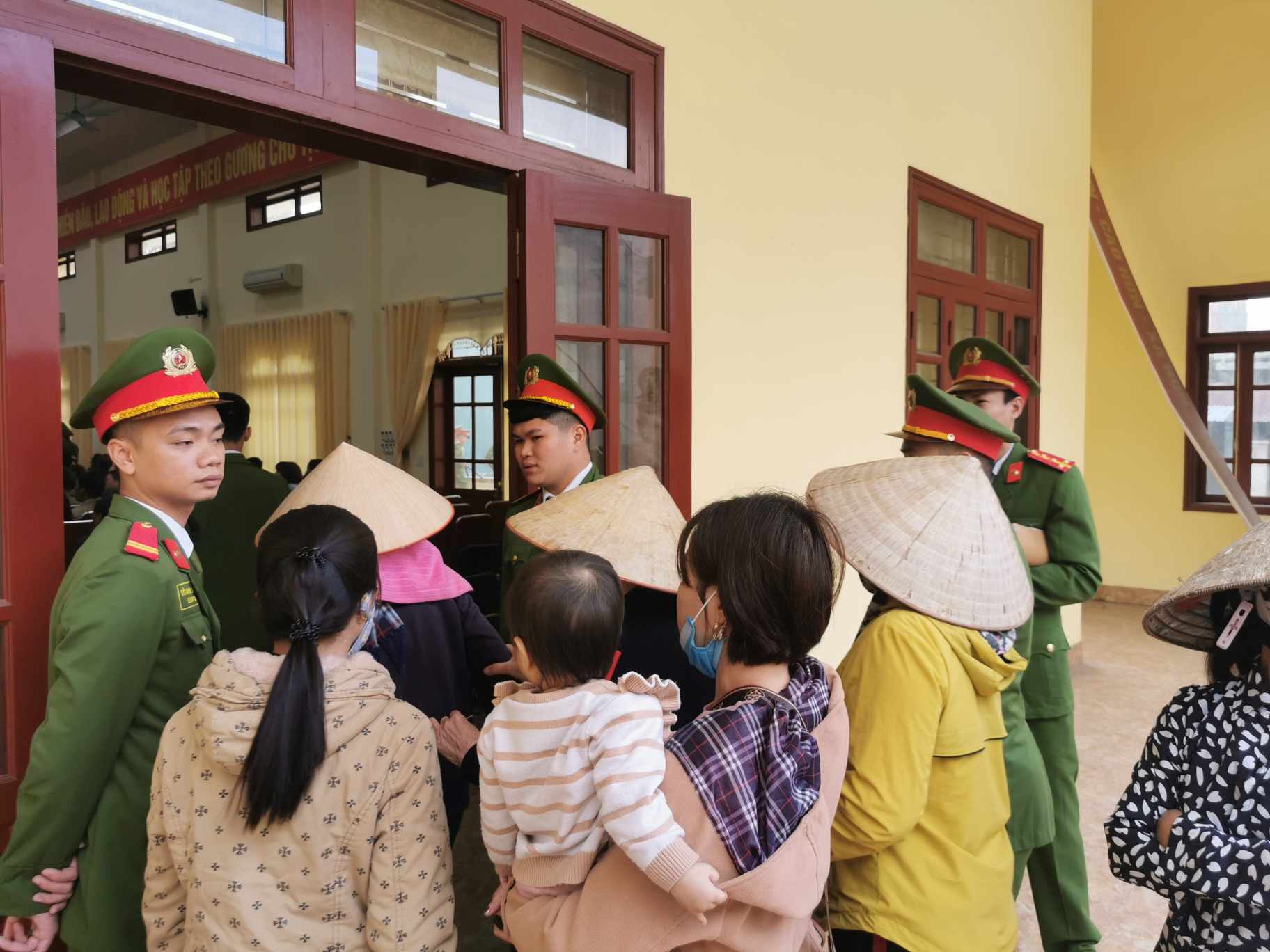 Đang x&eacute;t xử lưu động vụ nổ s&uacute;ng cướp tiệm v&agrave;ng ở Hải Dương - Ảnh 4.
