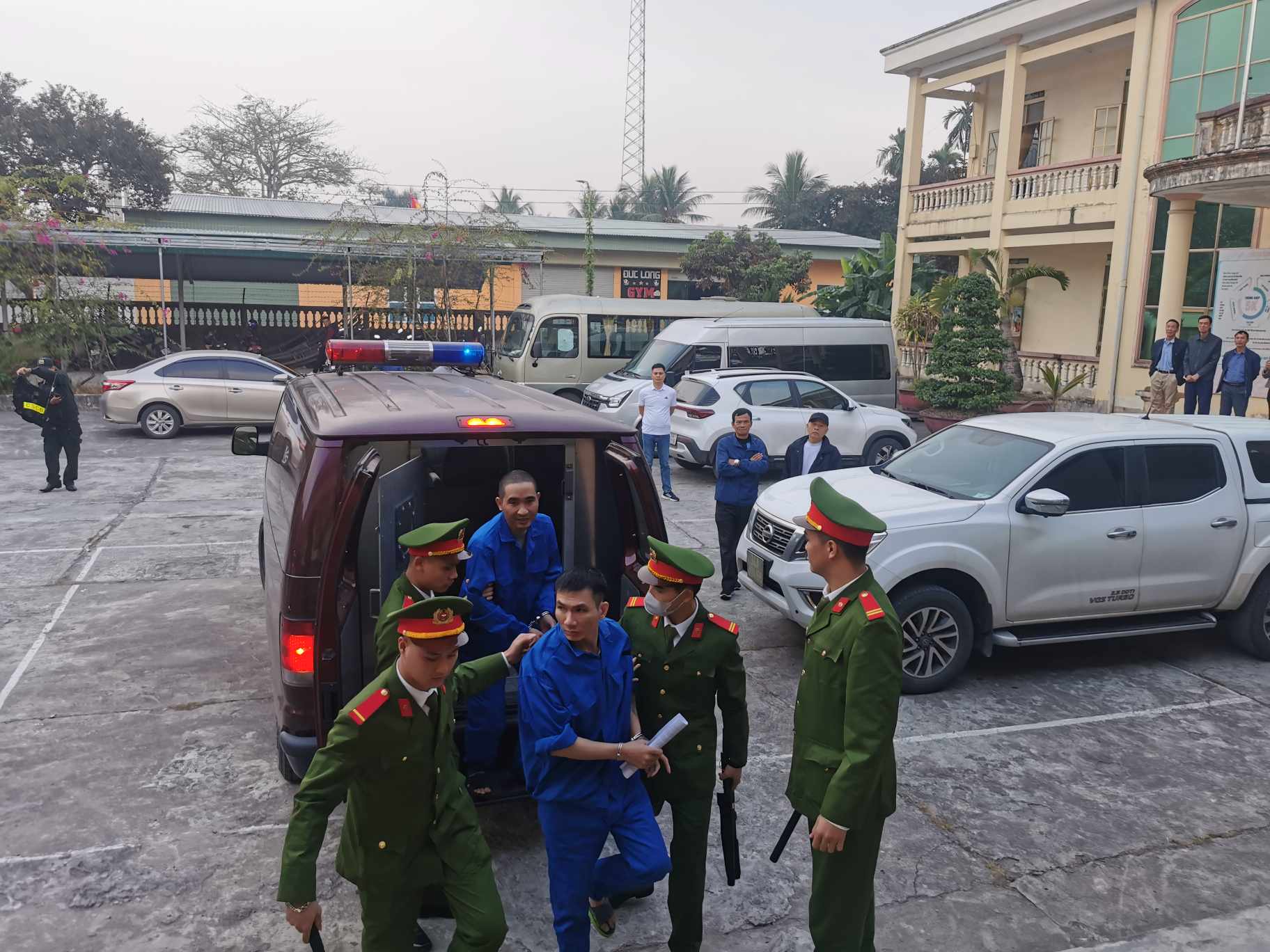 Đang x&eacute;t xử lưu động vụ nổ s&uacute;ng cướp tiệm v&agrave;ng ở Hải Dương - Ảnh 1.