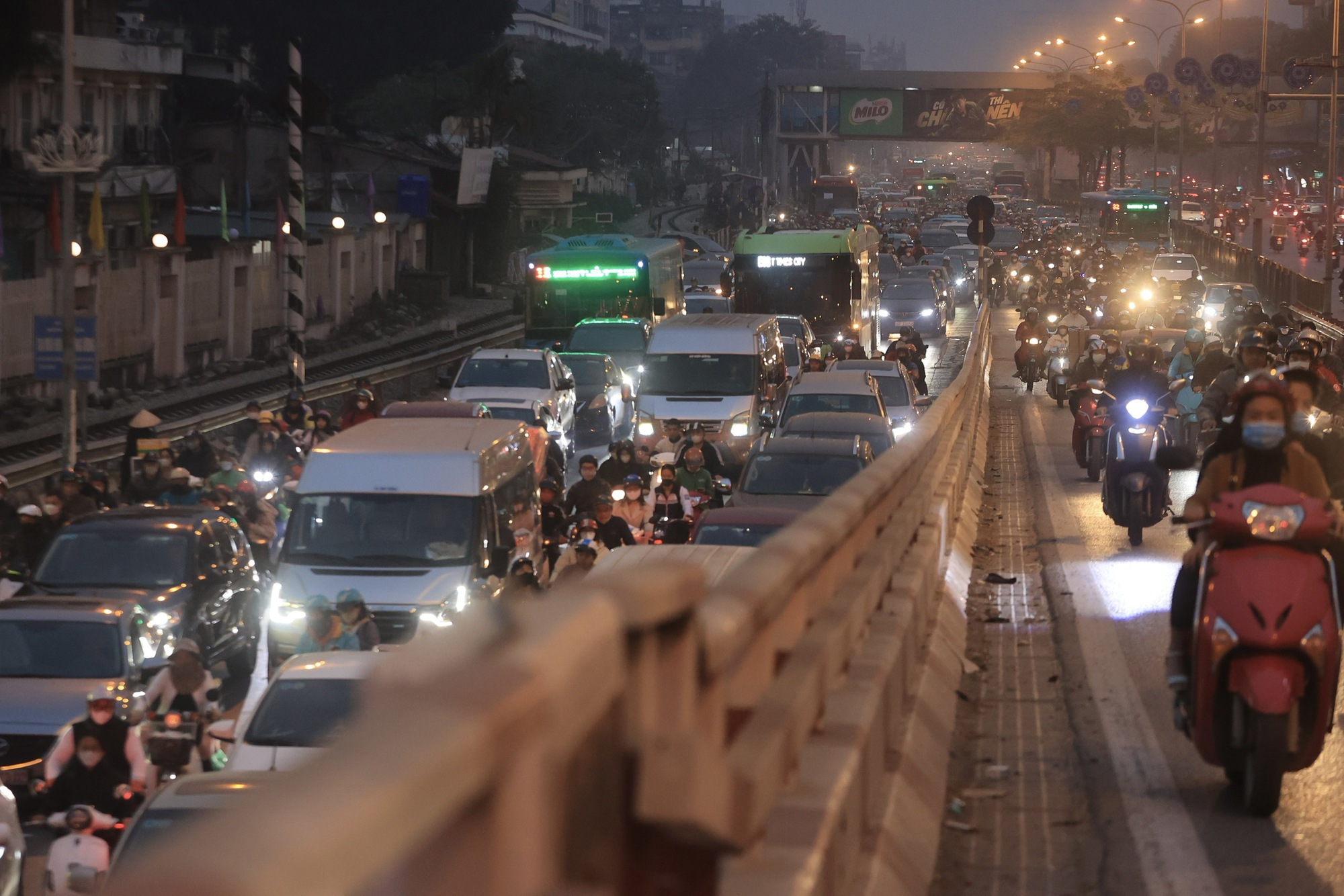 Đường phố, bến xe tấp nập người về qu&ecirc; nghỉ Tết Dương lịch - Ảnh 14.
