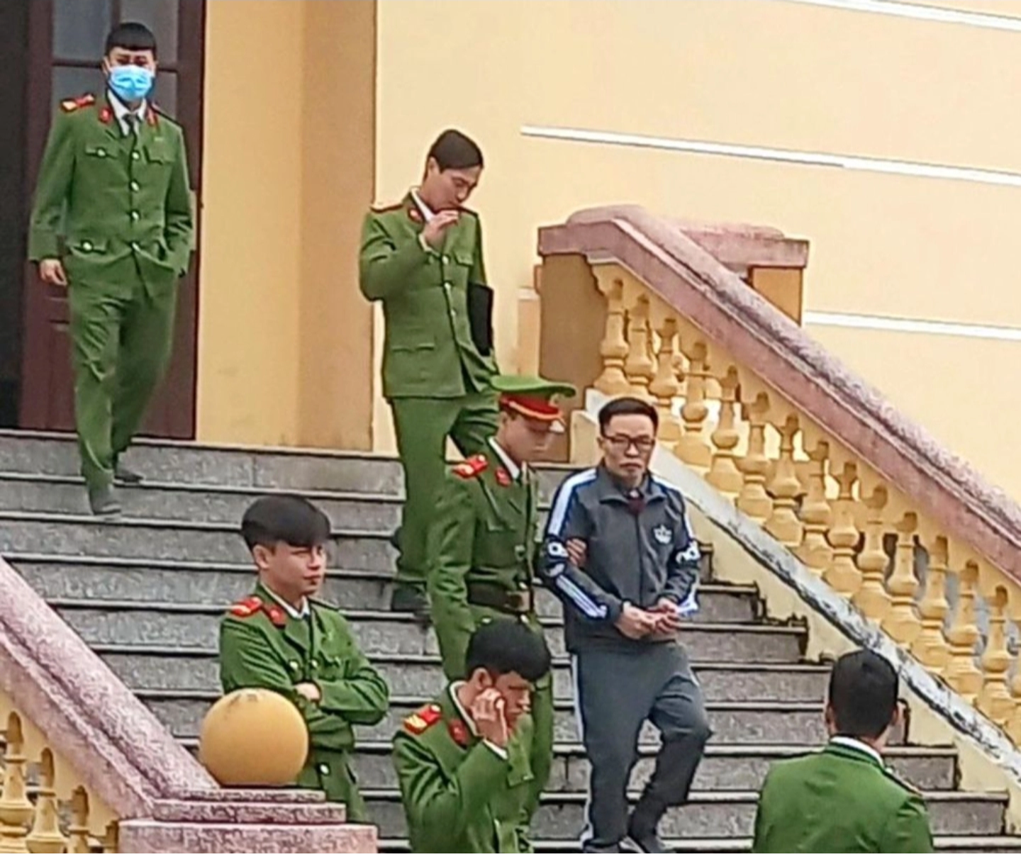 Lấy trộm &ocirc; t&ocirc; đi b&aacute;n, một ph&oacute; hiệu trưởng lĩnh &aacute;n 10 năm t&ugrave; - Ảnh 1.